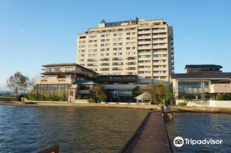 Waraku Onsen Nihon No Yado Notoraku Отели рядом с достопримечательностью «Notojima Glass Art Museum»