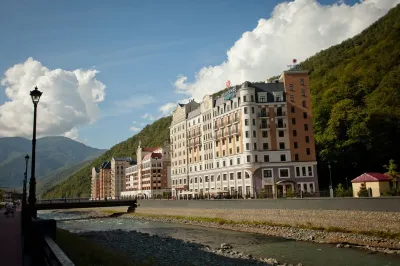 AZIMUT Park Hotel Freestyle Rosa Khutor (AZIMUT Роза Хутор) Отели рядом с достопримечательностью «Каро-фильм, кинотеатр»