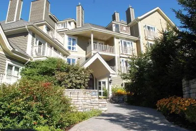 Ermitage du Lac Hotels near Roots