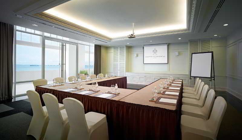 이스턴 & 오리엔탈 호텔의 럭셔리한 인피니티 풀 전경