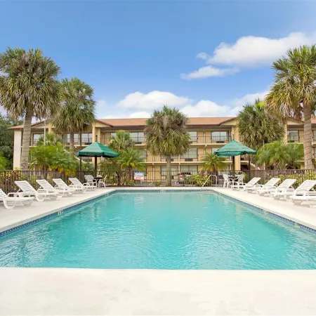 La Quinta Inn & Suites by Wyndham Ft. Worth - Forest Hill TX