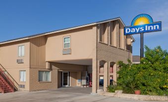 Days Inn by Wyndham Kenedy/Karnes City - Housity