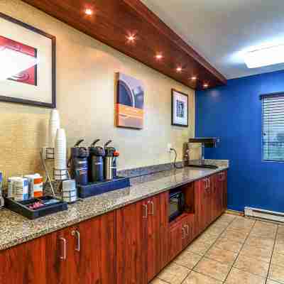 Motel 6 Appleton Dining/Meeting Rooms