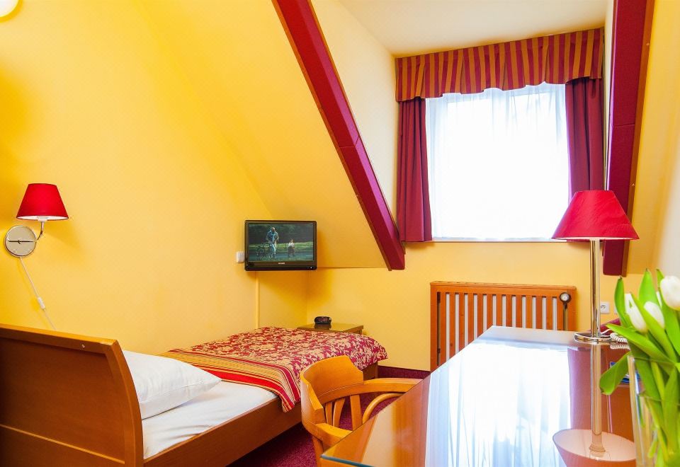 Cloister Inn Hotel Over view