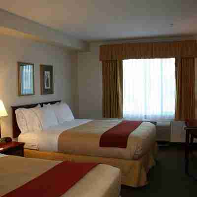 Evergreen Inn & Suites Rooms