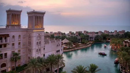 Jumeirah Al Qasr Dubai Отели рядом с достопримечательностью «Sky Views Observatory»