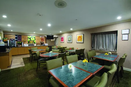 La Quinta Inn by Wyndham Auburn Worcester Отели в г. Вустер Каунти