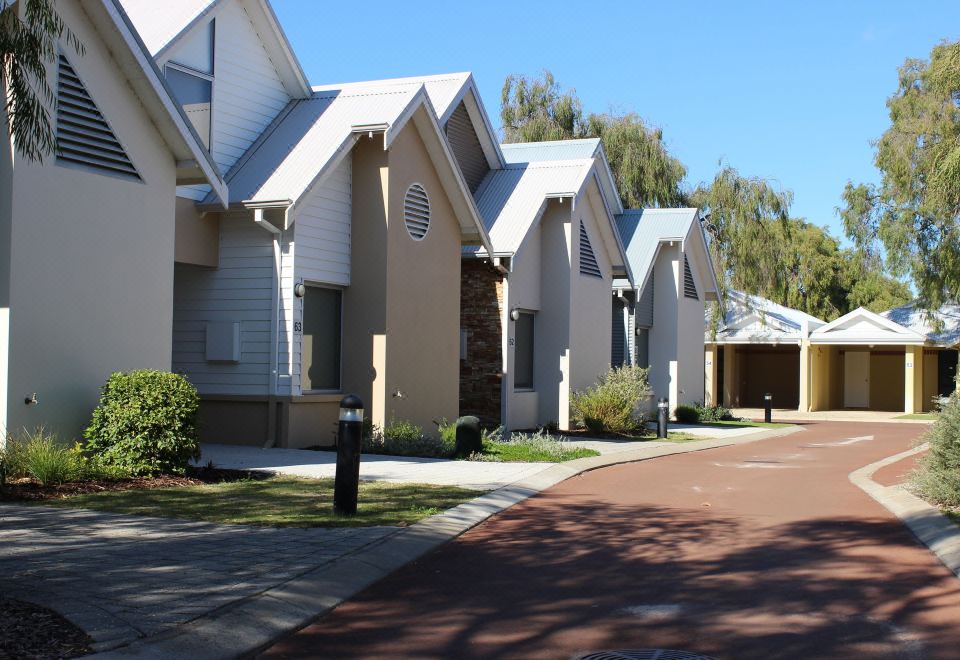 Cape View Beach Resort-Broadwater Updated 2023 Room Price-Reviews u0026 Deals |  Trip.com