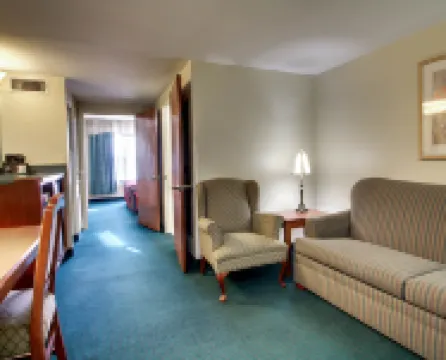 Econo Lodge Inn & Suites