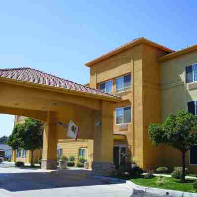 La Quinta Inn & Suites by Wyndham Visalia/Sequoia Gateway Hotel Exterior