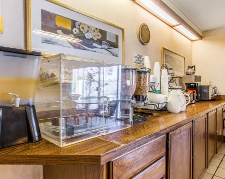 Motel 6 Buena Park, CA Anaheim Near Maingate Knotts Отели рядом с достопримечательностью «Jain Centre of Southern California»