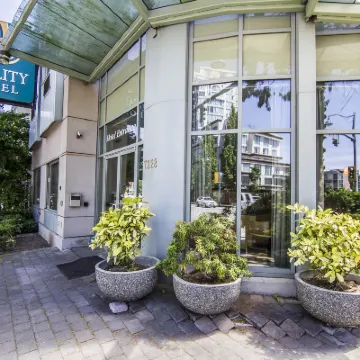 Comfort Hotel Vancouver Airport Hotels near Aberdeen Skytrain Station