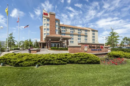Monte Carlo Inn Vaughan Suites Отели рядом с достопримечательностью «Кортрайт Сентр фор Консервейшен»