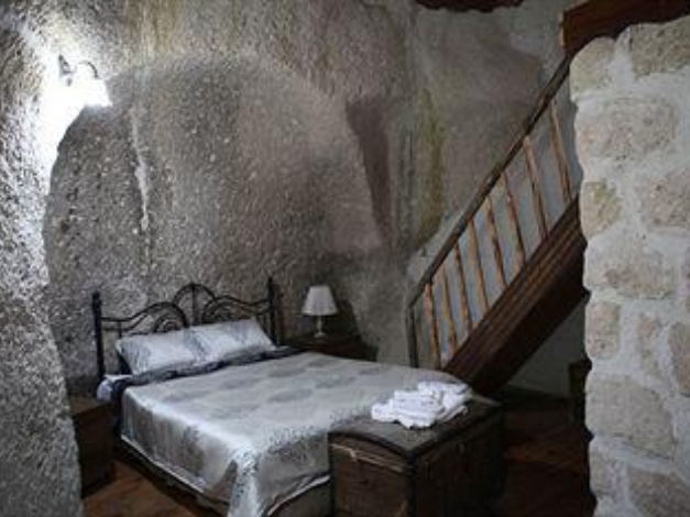 Holiday Cave Hotel