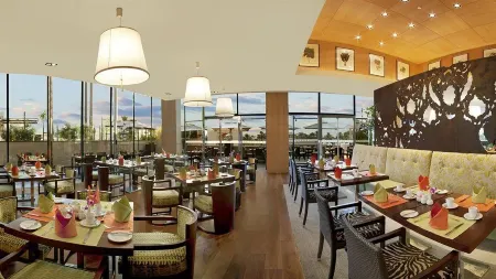 InterContinental Hotels Riyadh Отели рядом со станцией Железнодорожная станция Эр-Рияда