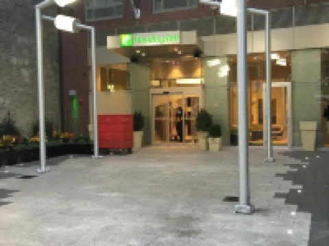 Holiday Inn NEW YORK CITY - TIMES SQUARE by IHG โรงแรมใกล้จุดชมวิวท็อปออฟเดอะร็อค