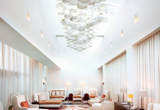 더 리츠칼튼 토론토의 고급스러운 로비