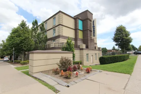 Best Western Premier Toronto Airport Carlingview Hotel Отели рядом с достопримечательностью «BAPS Shri Swaminarayan Mandir»