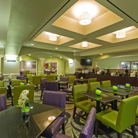 La Quinta Inn & Suites by Wyndham San Antonio Airport