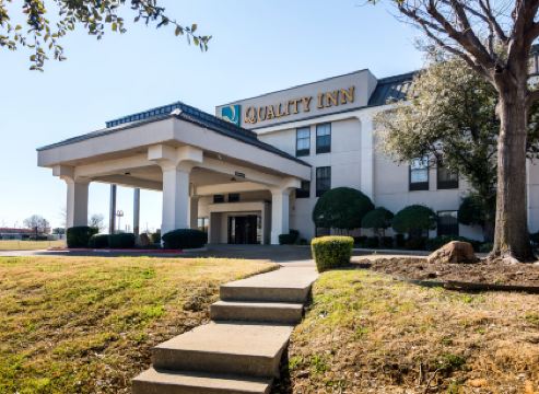 Days Inn by Wyndham Fort Worth North / Fossil Creek