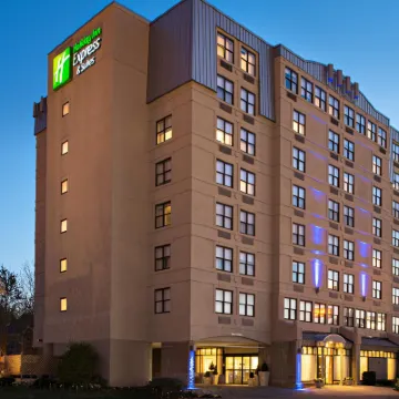 Holiday Inn Express & Suites BOSTON - CAMBRIDGE by IHG โรงแรมใกล้สมุดสาธารณะบอสตัน