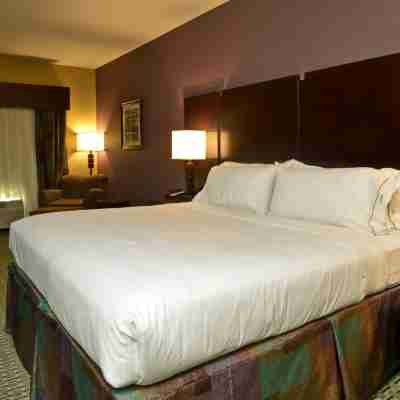 Holiday Inn Express & Suites Baton Rouge North Rooms