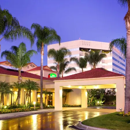 Courtyard San Diego Sorrento Valley Отели рядом с достопримечательностью «Институт Солк»