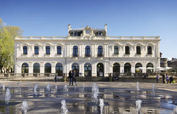 宜必思尚品布里夫拉蓋亞爾德酒店