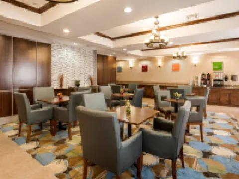 Comfort Suites Oil Center Hotels in Lafayette