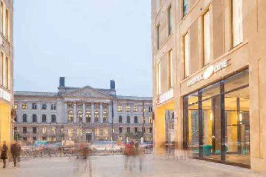 Motel One Berlin-Potsdamer Platz Отели рядом с достопримечательностью «Бетлехемкирхплац»