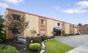 Travelodge by Wyndham Cleveland Lakewood