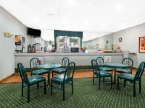 Sprucewood Inn Hotels in Elyria
