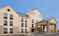 Holiday Inn Express & Suites Cedar Rapids-I-380 @ 33RD Ave Hotels near Eastern Iowa Airport