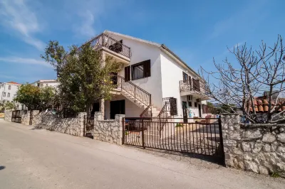 Apartments Fidelis فنادق في Maslinica