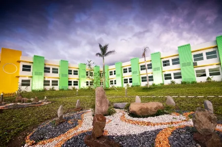 Go Hotels Dumaguete Отели рядом с достопримечательностью «Sisters of St Paul of Chartres Monument»