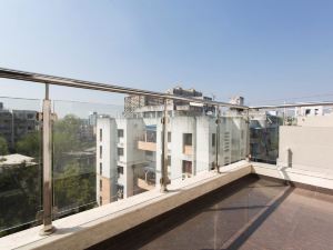 Super OYO Townhouse Oak Regal Inn Near Sant Tukaram Nagar Metro Station