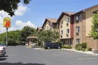 Super 8 by Wyndham Peoria East - parking
