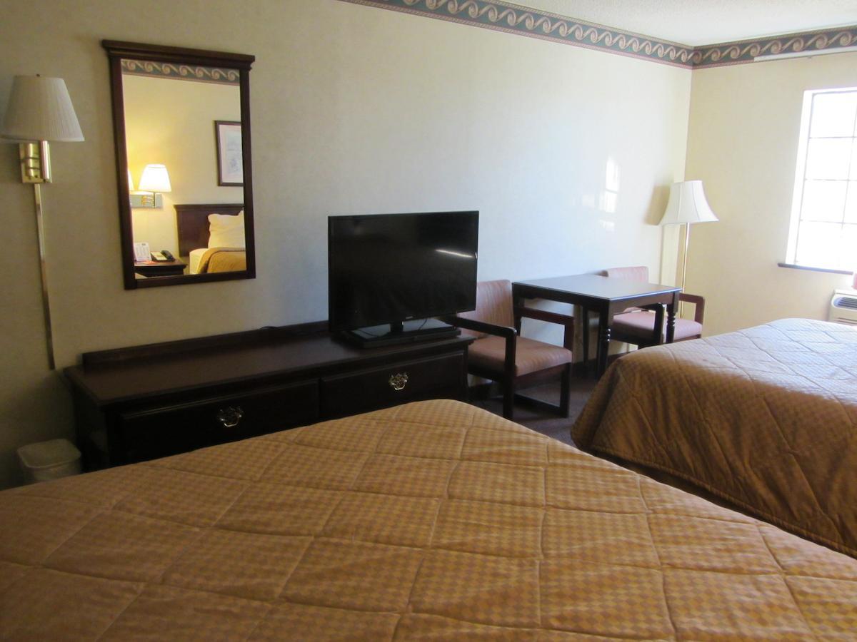 Econo Lodge Inn & Suites