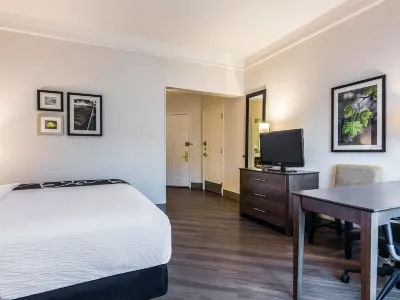 La Quinta Inn & Suites by Wyndham Shreveport Airport Hotels near Shreveport Regional Airport