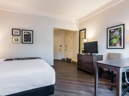 La Quinta Inn & Suites by Wyndham Shreveport Airport