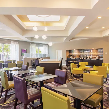 La Quinta Inn & Suites by Wyndham Denver Boulder-Louisville Отели рядом с достопримечательностью «Стадион Folsom Field»