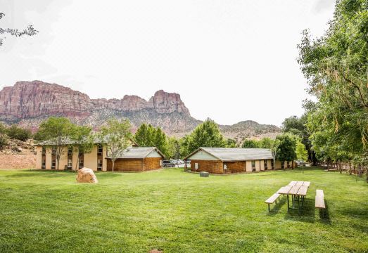 1. 몽클레어 인 &..