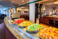 Hilo Hawaiian Hotel, Trademark Collection by Wyndham - فطور