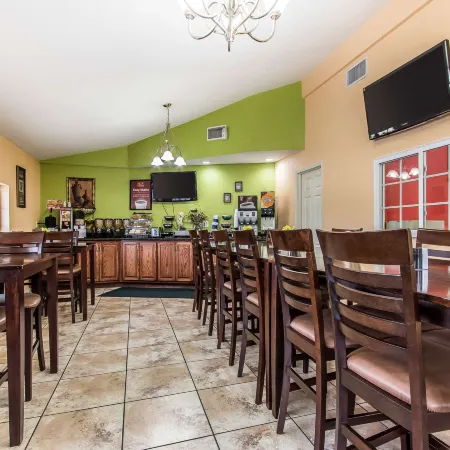 Woodridge Inn and Suites