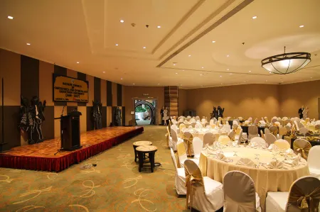 Century Park Hotel Отели рядом с достопримечательностью «Поуп Пиус XII Католик Сентер»