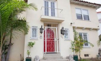 Cinema Suites Bed & Breakfast - Housity