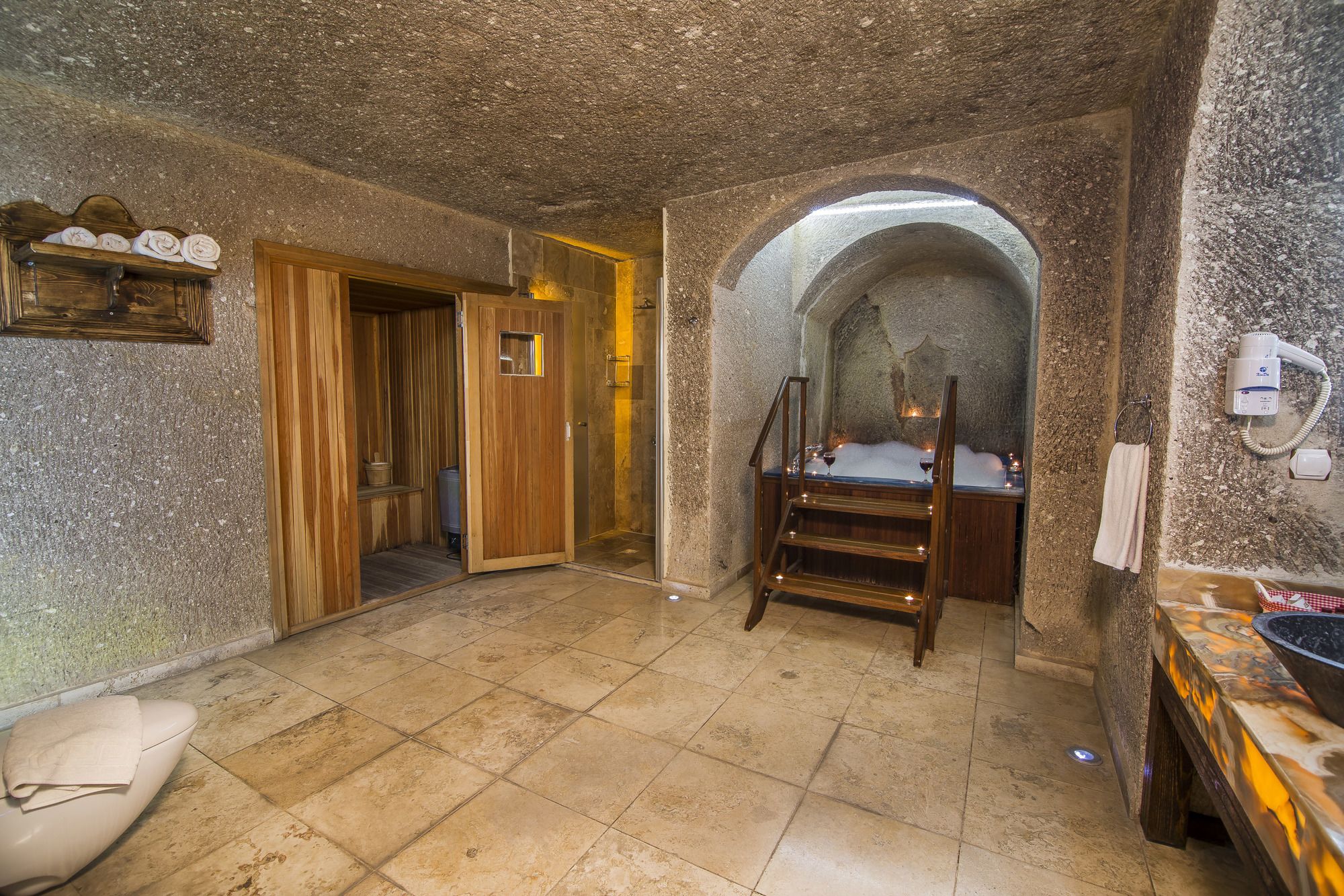 Roma Cave Suite