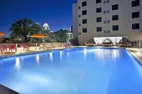 Holiday Inn Express & Suites Austin Downtown - University