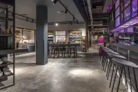 Moxy London Heathrow Airport - bar