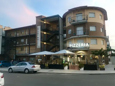 Apartamentos Giuliano Отели рядом с достопримечательностью «Windoor Real Fly»